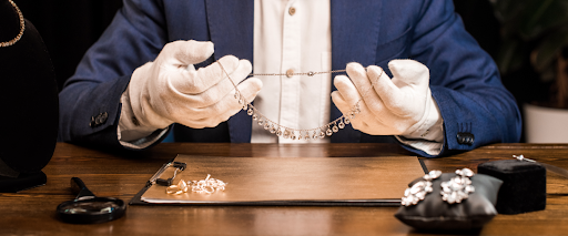 Essential services you should look for when choosing a jewelry store